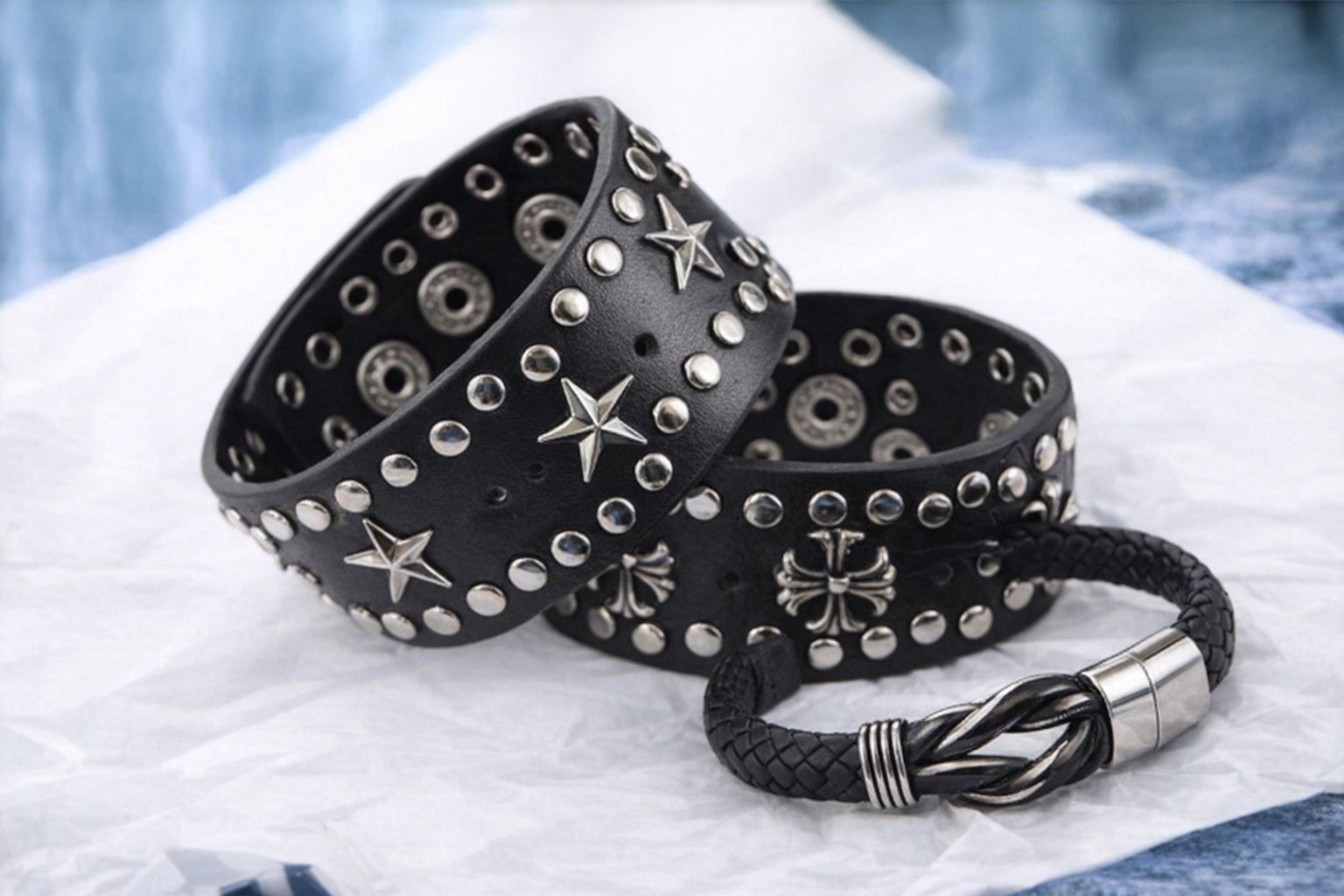 Svarta läderarmband med silverfärgade nitar och dekorativa detaljer.